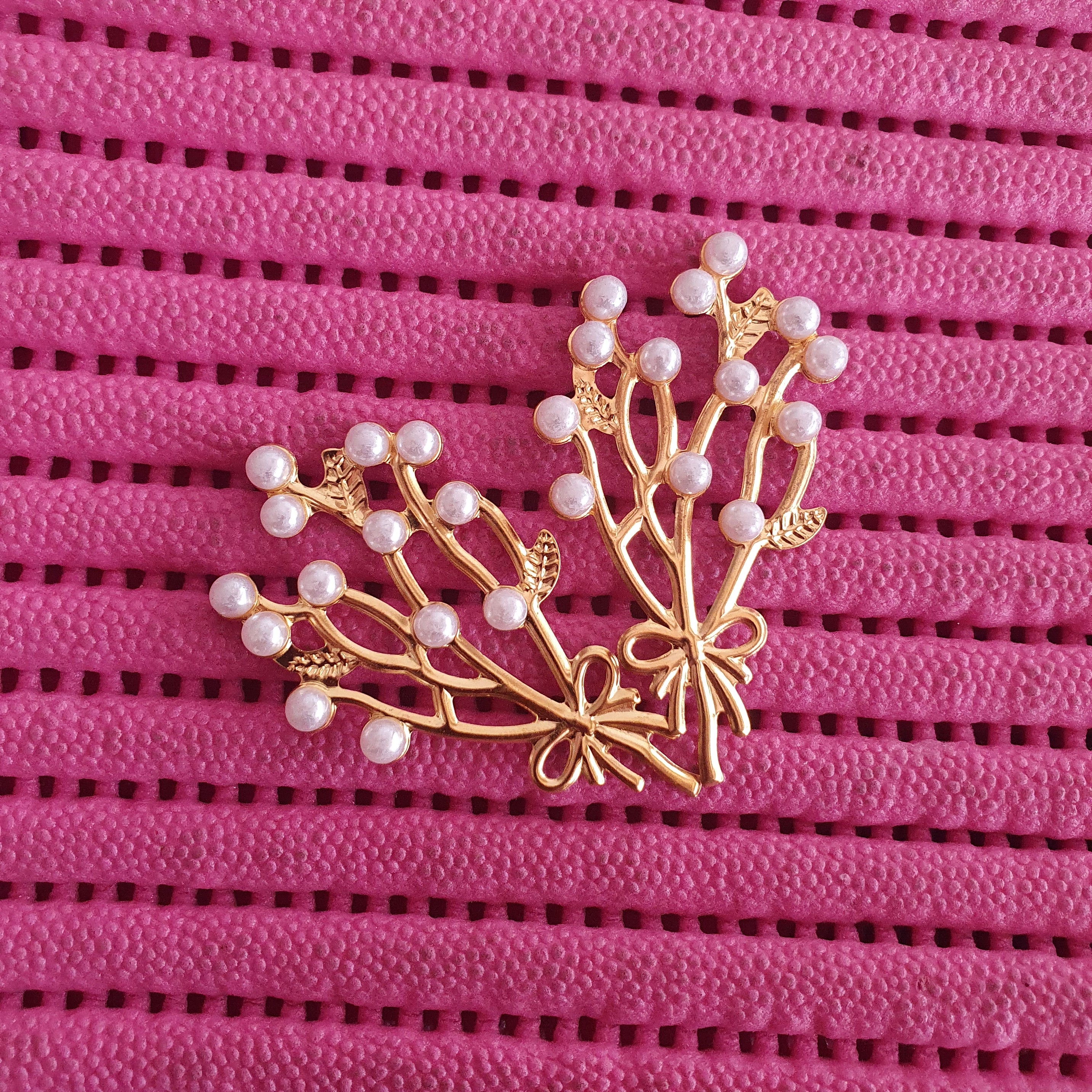 Metal bow broach