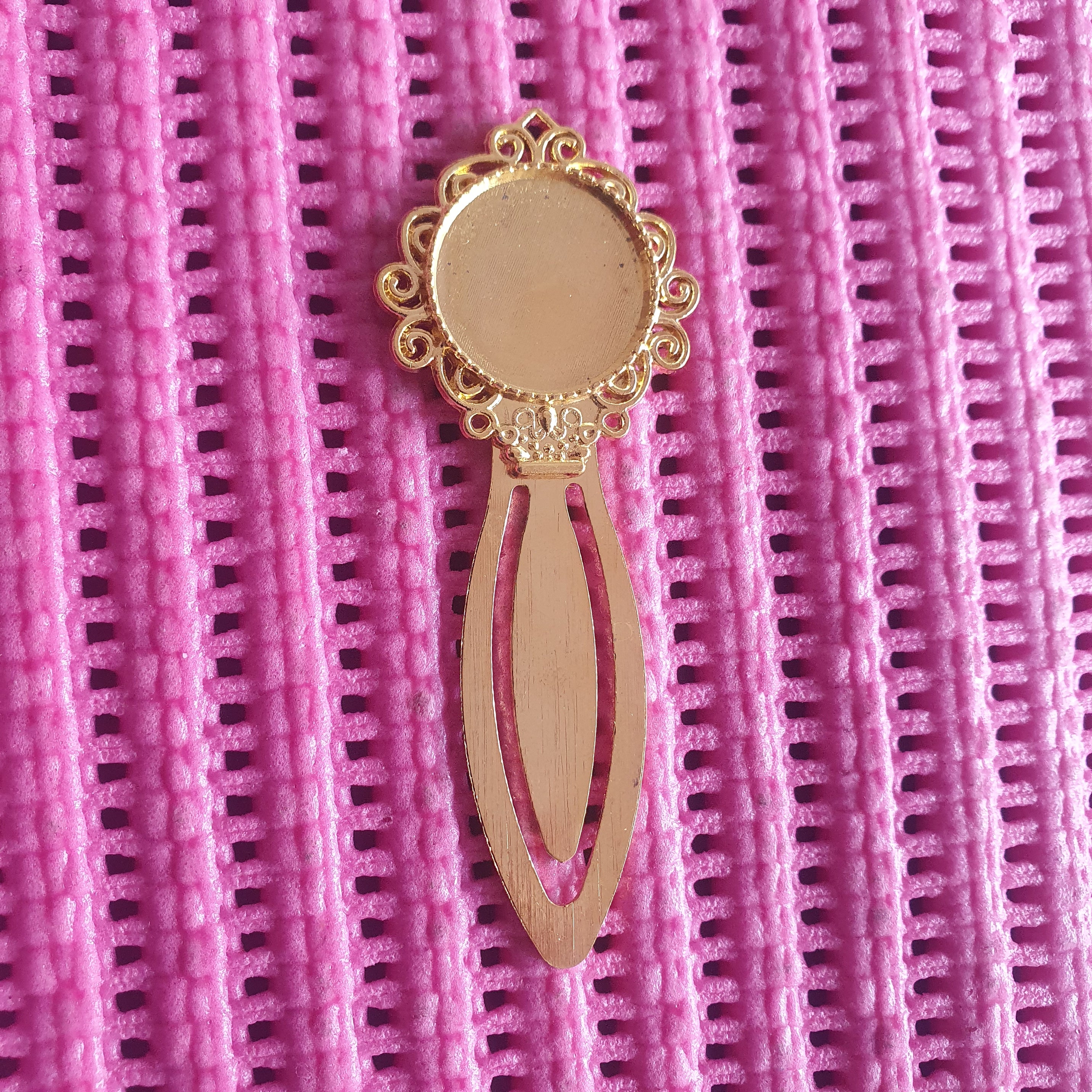 Gold bookmark bezel