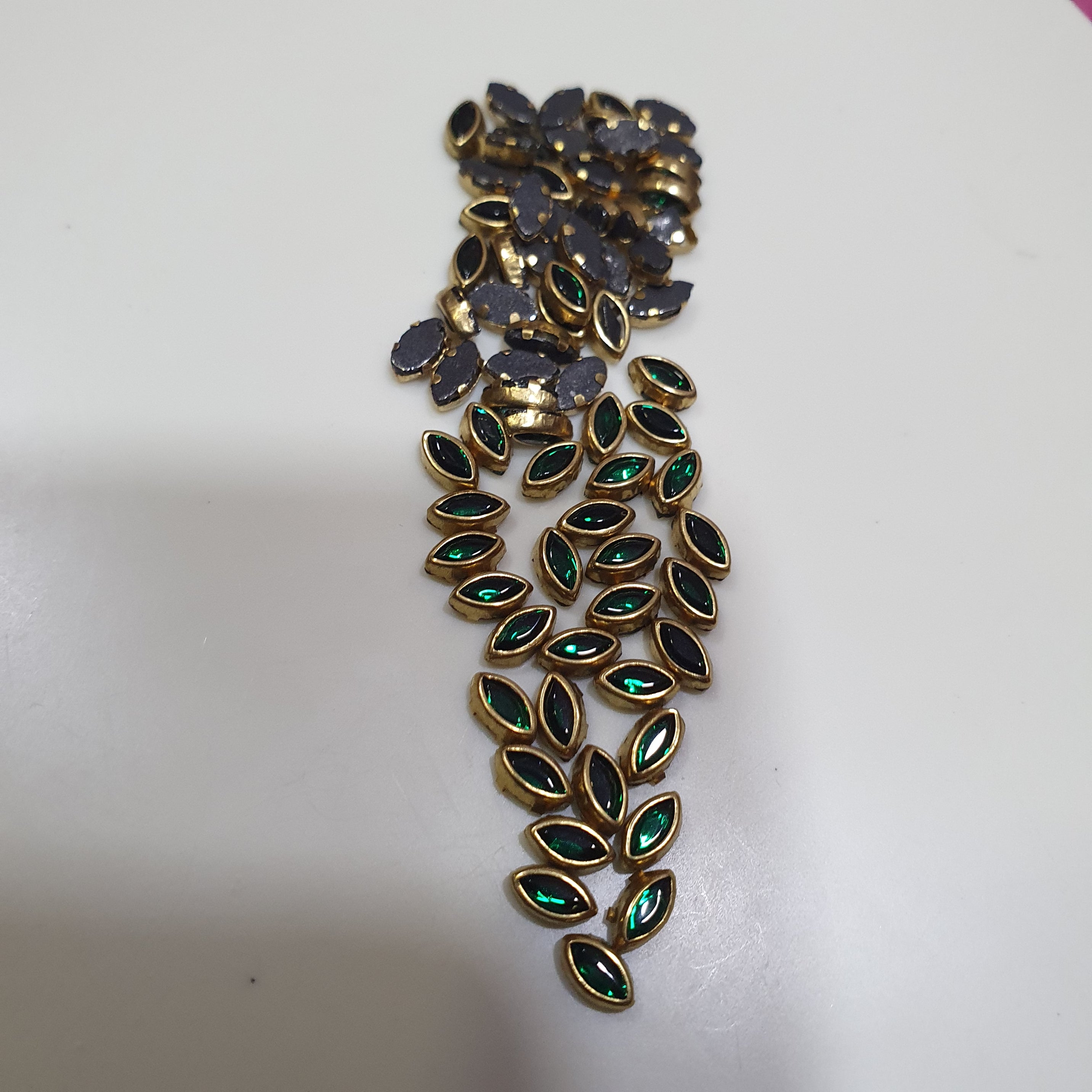 Small kundan stone